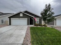 Building Photo - Stunning 3 Bed 2 Bath Ranch Home!