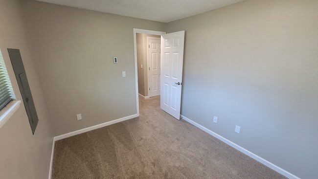 Building Photo - Duplex 12006