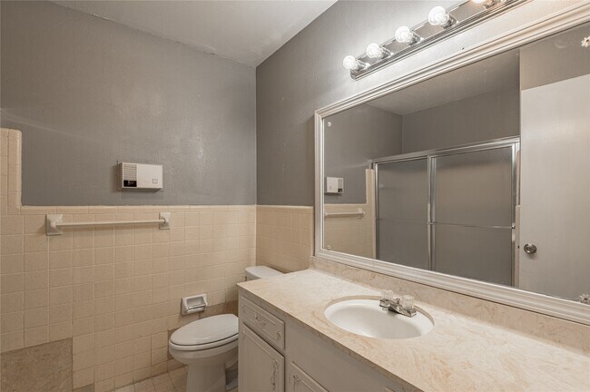 Building Photo - 818 University Ave