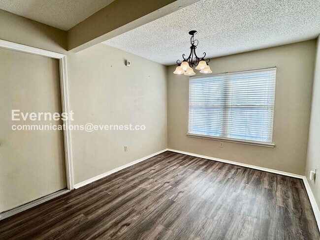 Building Photo - 3 Bed, 2 Bath Townhome with Fenced Yard & Garage / Pet-Friendly / Available Now!