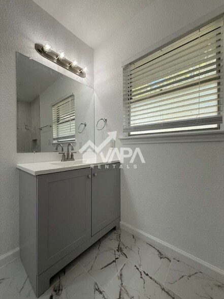 Building Photo - 1074 Honey Tree St