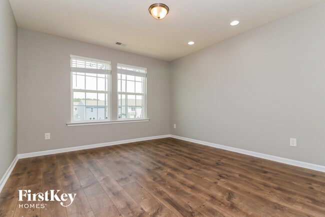 Building Photo - 708 Redbud Ln