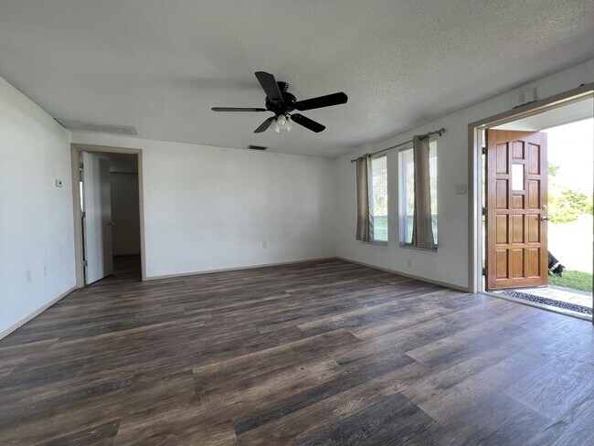 Building Photo - ** Single Family Home - Port Charlotte - 2 Bed / 2 Bath Plus Den/Bonus Room - Annual Rental - $16...