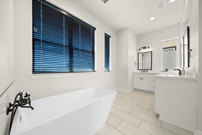 Building Photo - 907 W 16th St