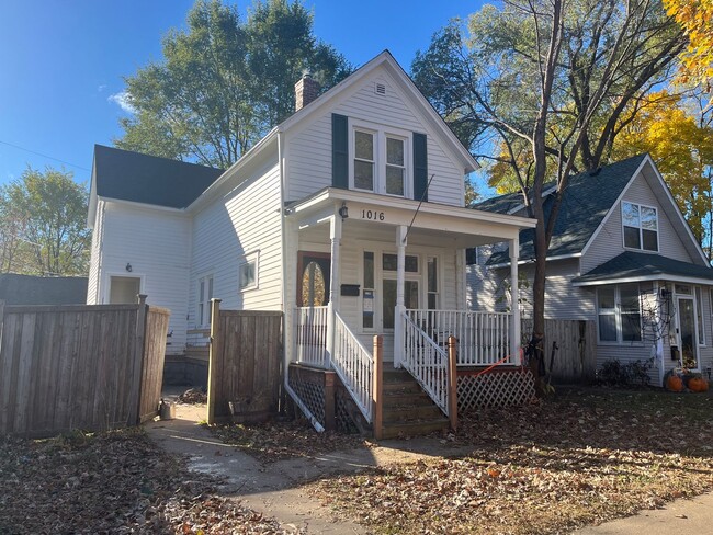 Building Photo - 2 BR/bonus room 1 bath home in West Sevent...