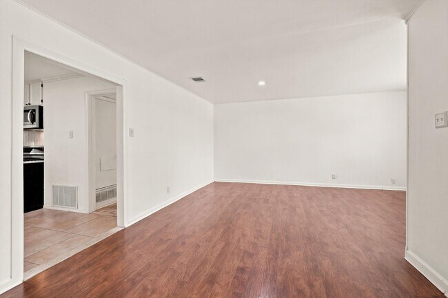 Building Photo - 231 Cicero Ave