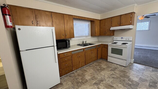 Building Photo - 3 Bedroom, 1 Bath Apartment with Southern Exposure.