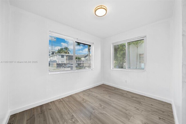 Building Photo - 842 SW 3rd St