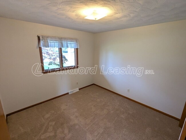 Building Photo - Charming 3-Bedroom Ranch with Spacious Lay...