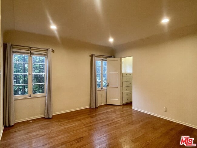 Building Photo - 203 N Doheny Dr