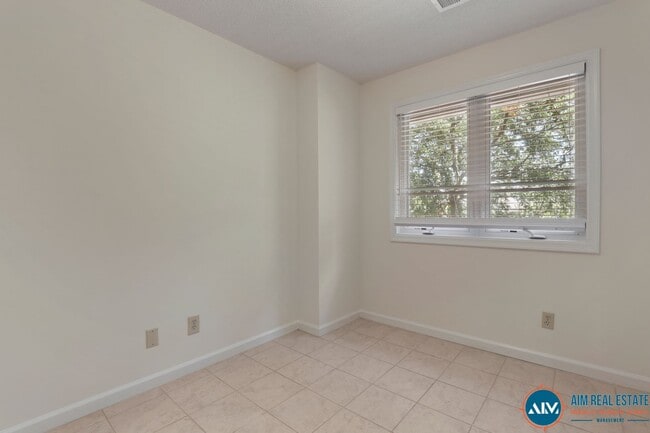 Building Photo - Updated Wyndemere Condo at Yacht Cove – Fr...