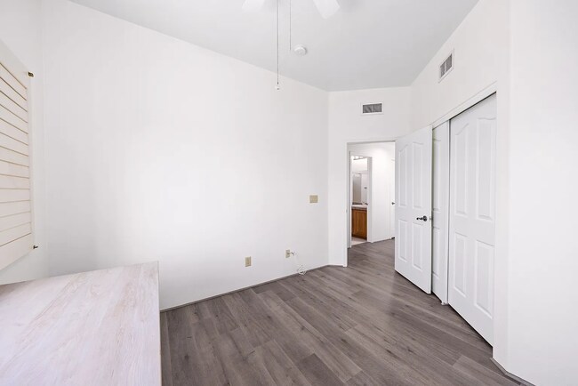 Building Photo - Barrio Solana
