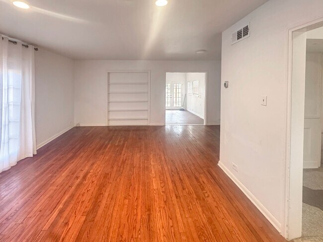 Building Photo - Alamo Heights Move In ready
