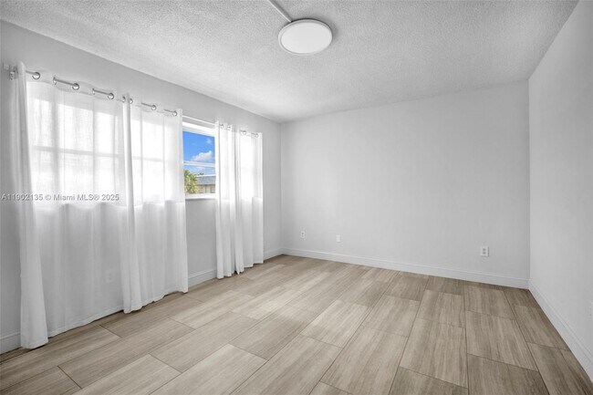 Building Photo - 2101 NE 68th St