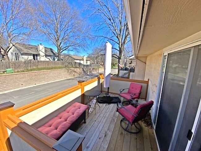 Building Photo - 3 Level Townhome w/ attached Garage - Fill Out an Application Today!!!