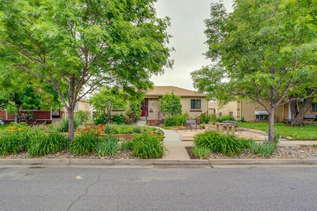 Building Photo - 3560 Dahlia St