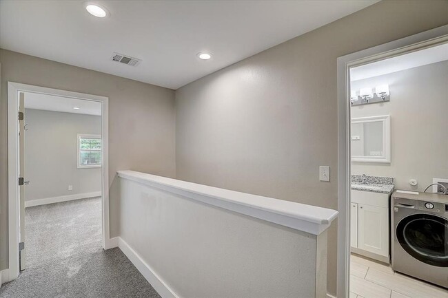 Building Photo - 935 La Posada Dr