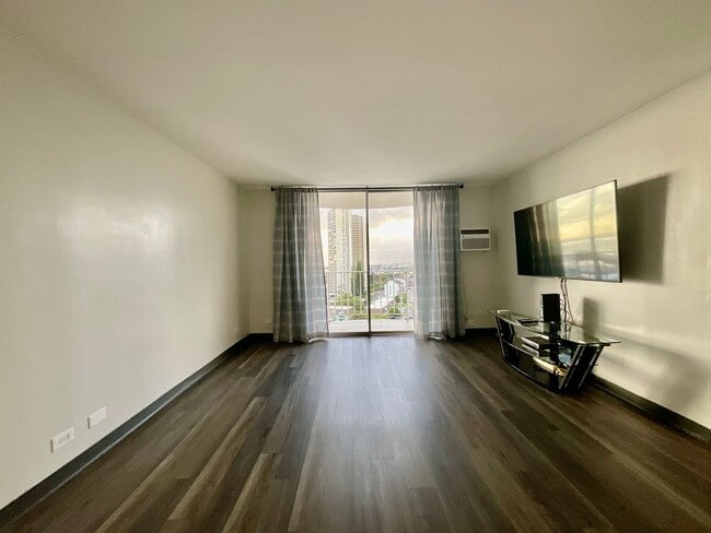 Building Photo - Beautiful 1/1/1 with Sunset Views