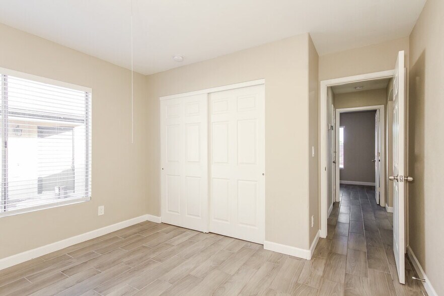 Building Photo - 10856 W Ruth Ave