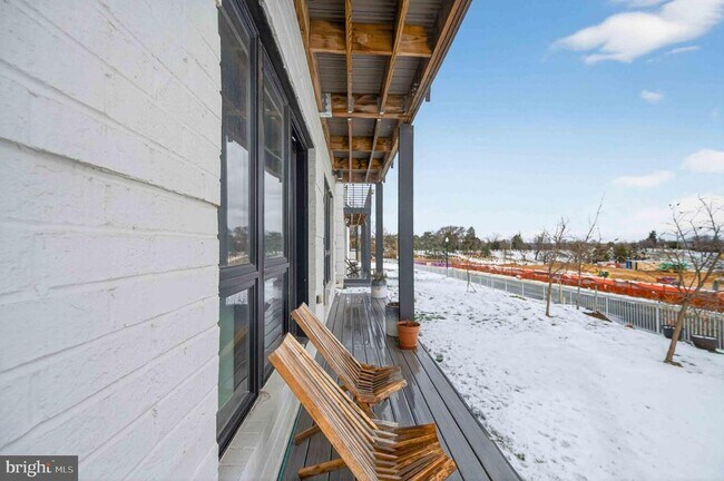 Building Photo - 911 S Oak St