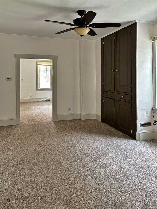 Building Photo - 4 bed 1.5 bathroom apartment in Harleysvil...