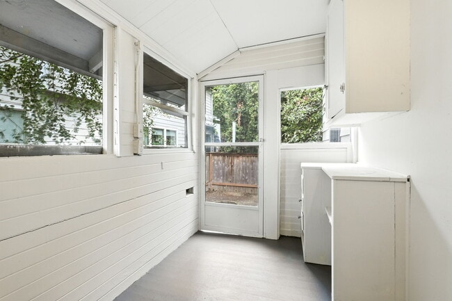 Building Photo - 423 NE 55th Ave