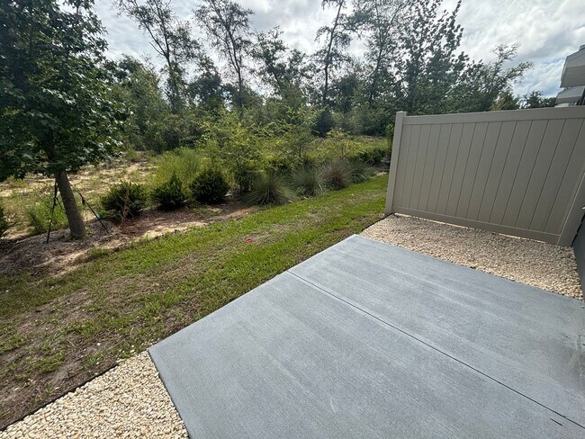 Building Photo - Amazing Location! Town House with Garage I...