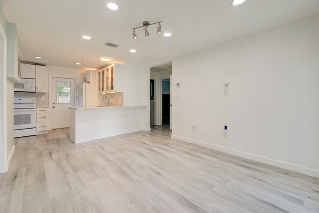 Building Photo - 1317 SW 31st St