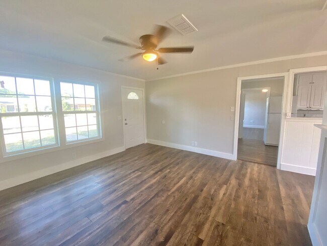 Building Photo - Now Available for 3/2 home near Maxey Park and Covenant Hospital