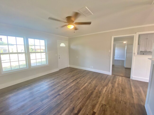 Building Photo - Pre- leasing now for 3/2 home near Maxey Park and Covenant Hospital