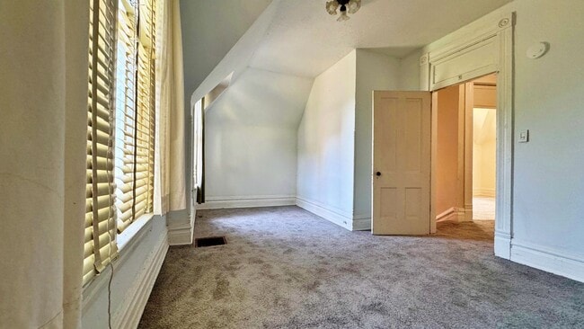 Building Photo - Historic Downtown 4 Bed 1.5 Bath Across fr...