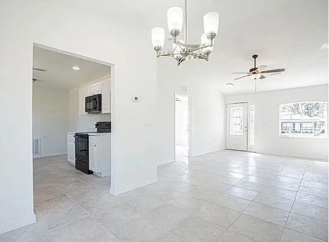 Building Photo - 3/2/1 Single Family Home Available – Cozy,...