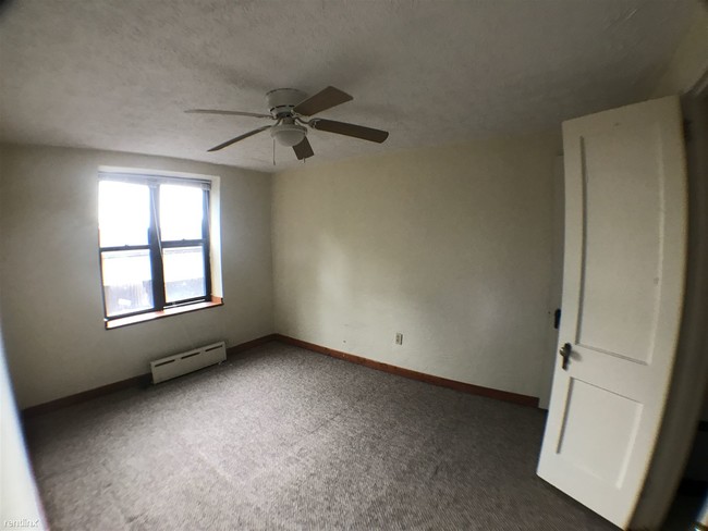 Building Photo - 1 br, 1 bath Apartment - 3310 Brownsville Rd
