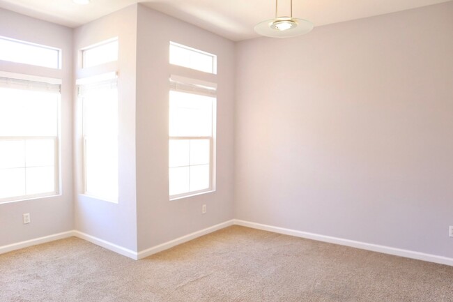 Building Photo - Spacious 3-bedroom townhome in the Liberty...