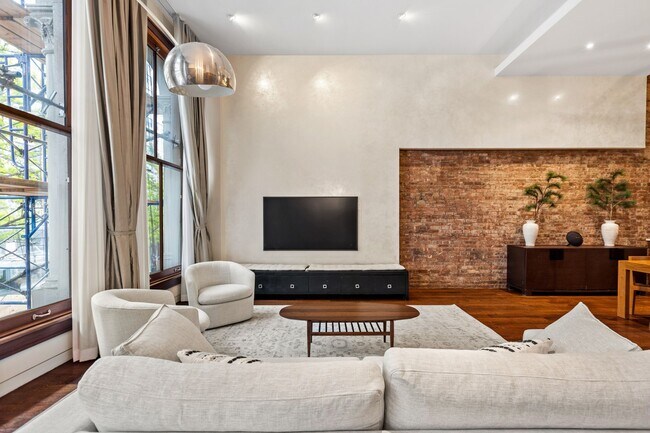 Building Photo - 10 E 14th St