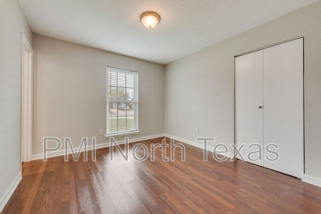 Building Photo - 305 Live Oak Dr