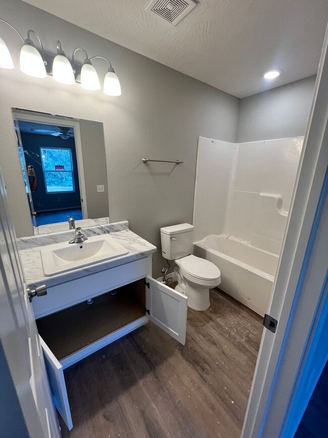 Building Photo - 690 E Garfield St