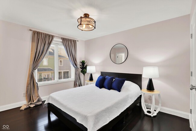 Building Photo - 529 E New York St