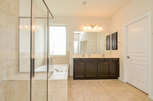 Building Photo - 16608 Spirit Lake Ct