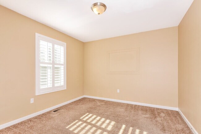 Building Photo - 428 Red Coat Tr