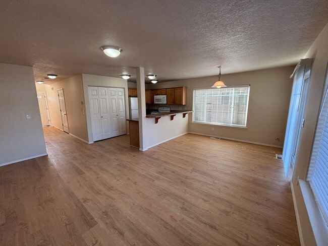 Building Photo - 3 Bedroom 2.5 Bath Duplex