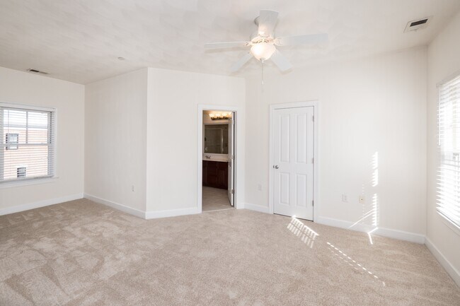 Building Photo - 915 Colley Ave