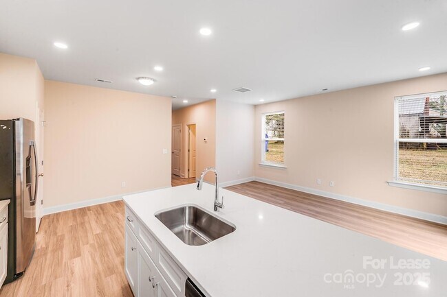 Building Photo - 645 Brookwood St