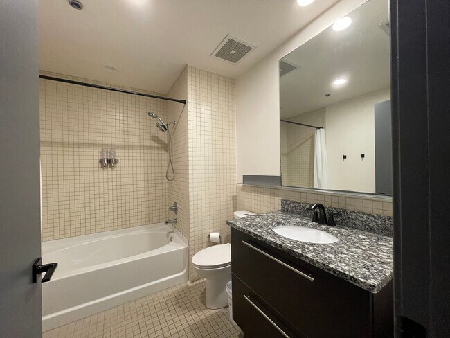 Building Photo - Awesome 1BR Loft Style Condo Overlooking M...