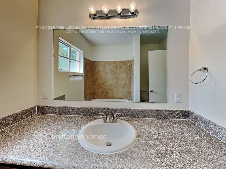 Building Photo - 1448 E 2nd St