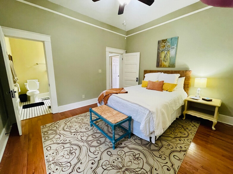 Building Photo - 621 W Daisy L Gatson Bates Dr