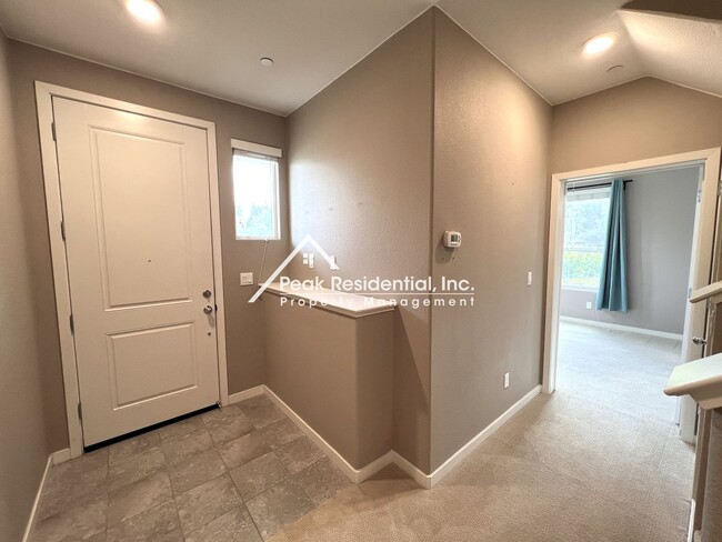 Building Photo - Updated 3bd/3ba North Natomas Townhouse