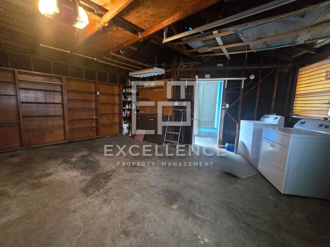 Building Photo - 3/1 Home on Spacious Lot With New Windows/...