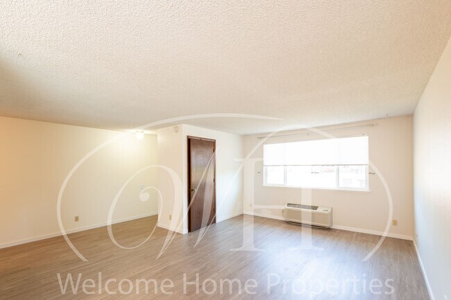 Building Photo - 2 Bedroom Duplex Apartment with Garage and...