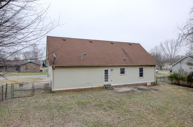 Building Photo - Fresh and Clean 4 bed Near Ft Campbell and...